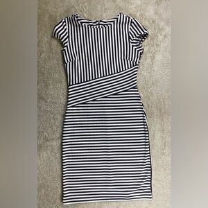 Banana republic women’s size 4P B&W striped fitted short sleeve dress # 99